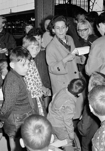 127208 Afbeelding van de aankomst van een groep van 60 kinderen uit Wenen op het Centraal Station (Stationsplein) te ...